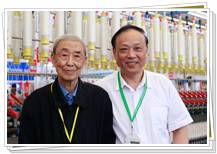 姚穆院士參觀同和展出的1008錠長車緊密紡自動(dòng)落紗細(xì)紗機(jī)