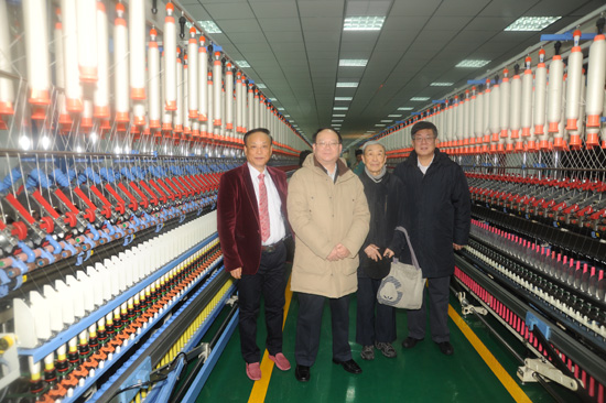 中國工程院院士姚穆（左三）、中國紡織工業(yè)聯(lián)合會副會長高勇（左二）、中國紡織機械器材工業(yè)協(xié)會理事長王樹田（右一）與同和公司崔桂生董事長（左一）在同和鑒定會設備測試現(xiàn)場