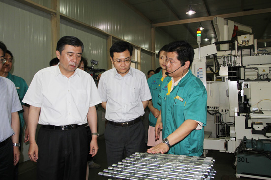 中共常州市委書記閻立同志視察同和公司，認真聽取產(chǎn)品介紹