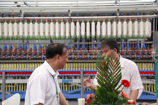 河南棉紡織協(xié)會(huì)會(huì)長李書勤參觀同和公司與崔桂生董事長親切交談